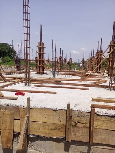 A construction site with wooden beams
Description automatically generated